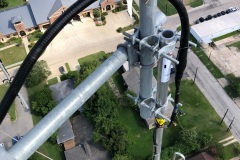 Detail of the mounting bracket and transmission line.